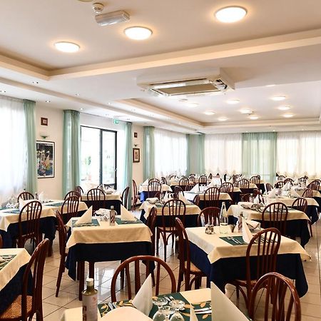 Hotel Criniera D'Oro Римини Экстерьер фото