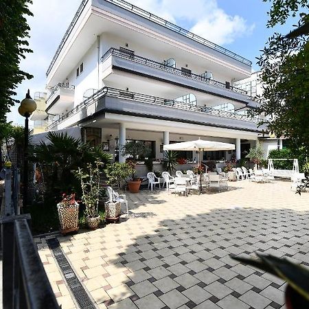 Hotel Criniera D'Oro Римини Экстерьер фото