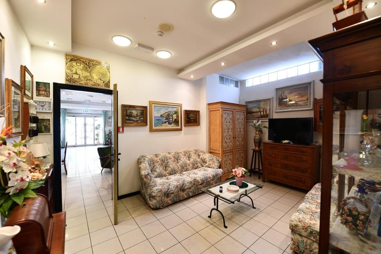 Hotel Criniera D'Oro Римини Экстерьер фото